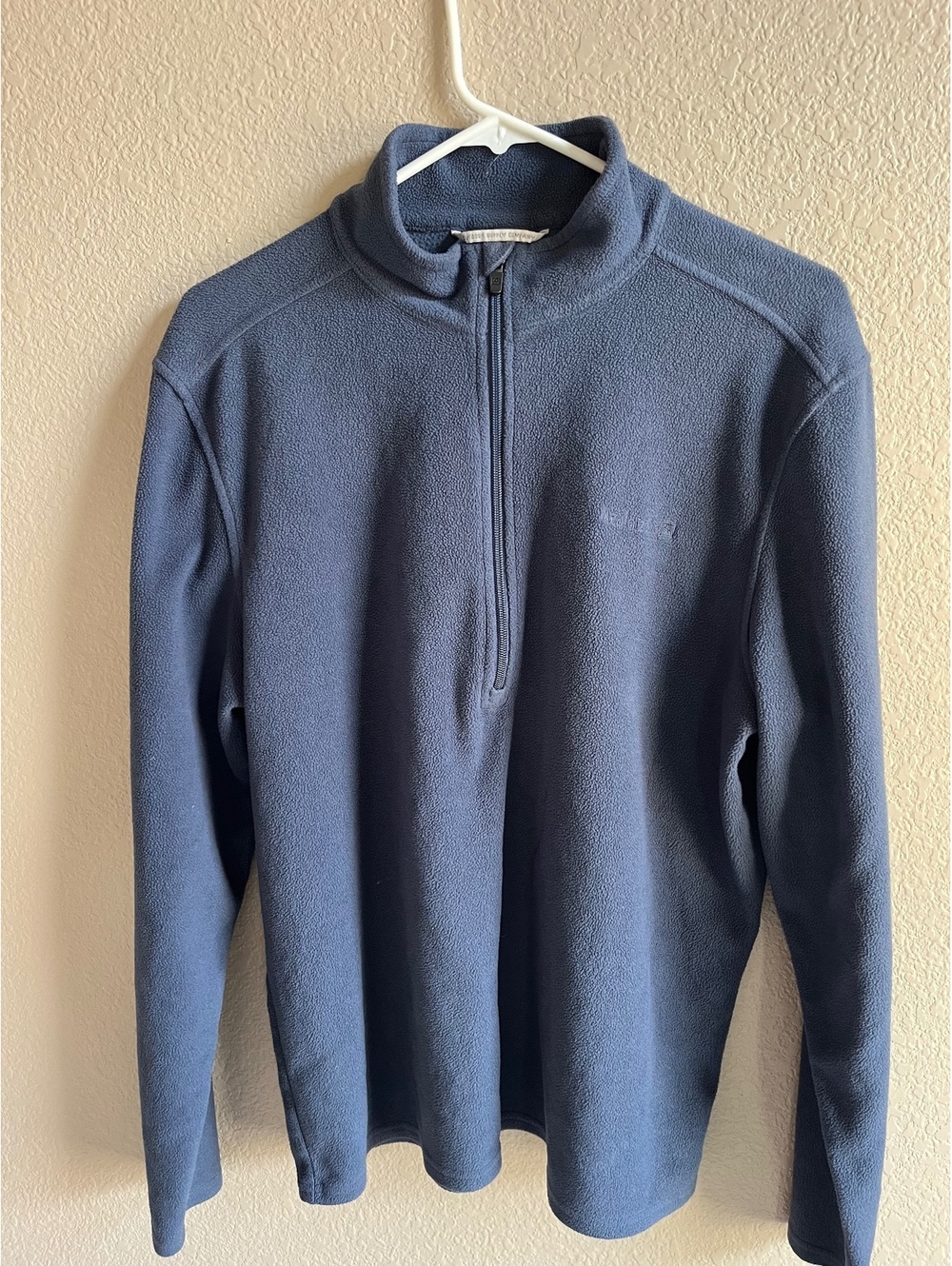 Women’s medium Avalanche Outdoor Supply Company 1/4 zip fleece pullover